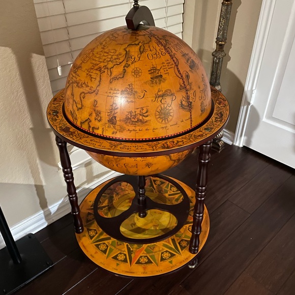 DESIGN TOSCANO the Old World charm of our Italian style rolling Globe Bar - Picture 4 of 6